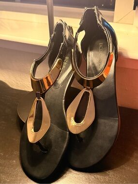 BCBGeneration Black Patent T-Strap Gold Accent Thong Sandals Women’s Size 7